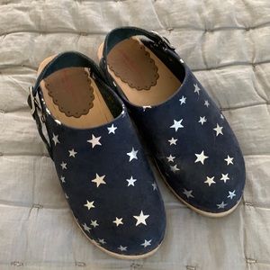 Little girl navy clogs with silver stars.